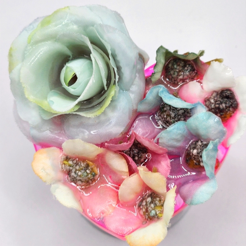 NEW Floral Heart-Shaped Phone Grip